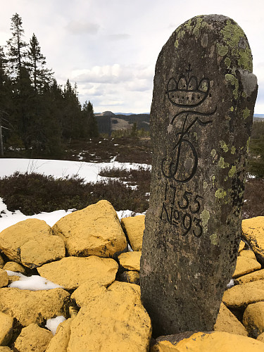 Riksrøys nr 93 står på toppen av Gråbergshetta