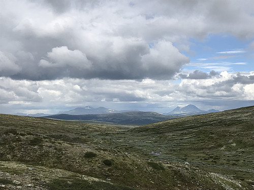 Fra skaret mellom Prestbuhøgda og Storvola. Fin utsikt mot Rondane og Store Sølnkletten til høyre.
