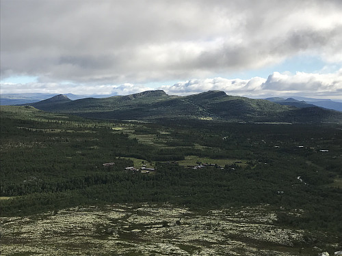 Fra utsiktsvarden nordover mot Storfjellsætra og Storkletten som høyeste fjell i bakgrunnen