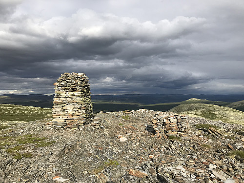 Svarte skyer nærmer seg vesttoppen på Dynjefjellet