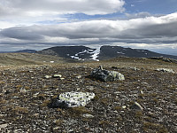 Tilbakeblikk mot Hestkjøltoppen (til venstre) og Vesttoppen fra Merrafjellet