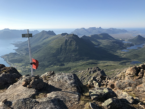 Skilt og turbokkasse på toppen