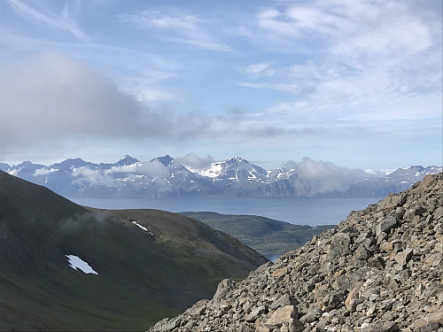 På vei opp bratta med fin utsikt mot Lyngsalpene