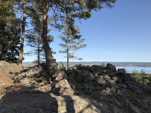 Gammel gravrøys på toppen av Tjuvstuåsen.