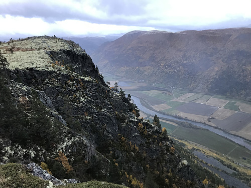 Utsiktspunktet sett fra toppen av Kluftåthaugen som ligger 2-300 meter lenger mot nordøst