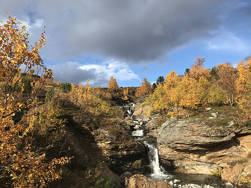 Det går sti på begge sider av elva oppover
