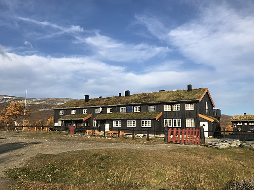 Jøldalshytta ligger omtrent 5 kilometer fra p-plassen, her er det fint med sykkel!