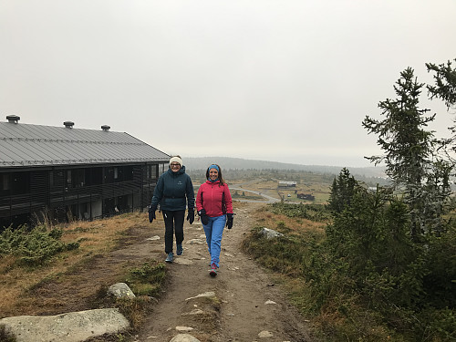 Mor og datter på vei opp fra Pellestova
