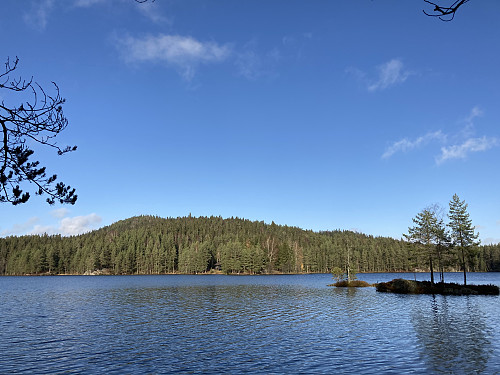 Hektnerhøgåsen sett fra stien som går rundt Ramstadsjøen