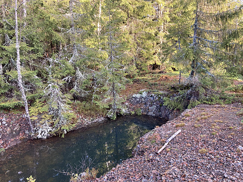 En av tre daggruver som ligger like nordøst for Ramndalskollen. Alle gruvene er fylt med vann.
