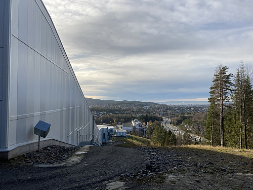 Den blåmerkede rundturen går like forbi toppen av SNØ-anlegget. God utsikt videre nedover Groruddalen