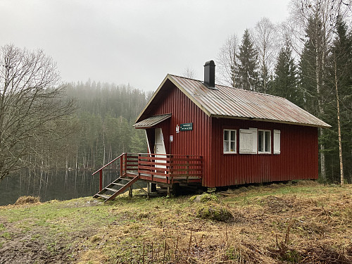 Røyrivannskoia (DNT) ligger fint til i sørenden av Røyrivannet.