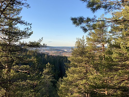 Underveis til Midtåsen passerte jeg et fint utsiktspunkt hvor man kan se retning Oslo.