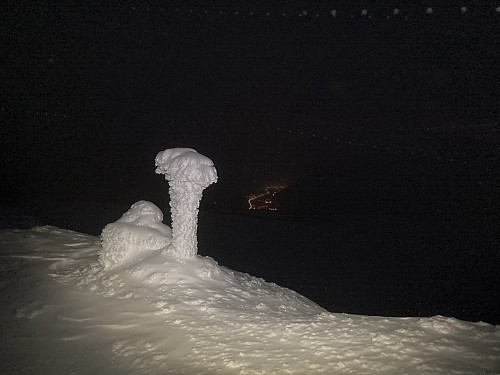 Sikteskiva på toppen av Formokampen blir som en skulptur. Otta lyser nede i bakgrunnen