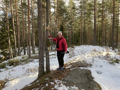 Cecilie ved turpostkassa på toppen