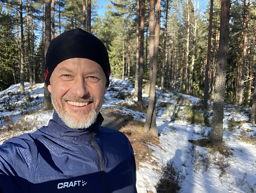 Fra toppen og ned på skyggesiden ble det såpass mye snø at det var fort å komme av stien