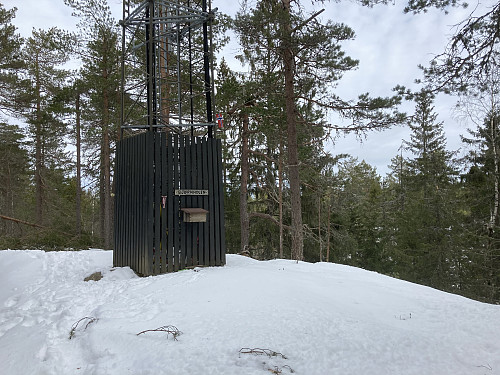 Bjørnholen har en antennemast på toppen sammen med et stort teknisk hus