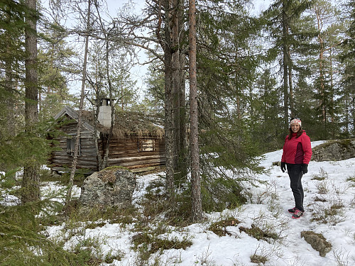 På Råsåkhøgda står ei koselig gammel hytte.