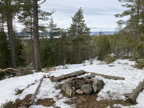 Bålsted og utsiktsplass på toppen av Råsåkhøgda