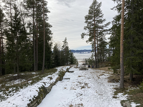 Høgås fort er et imponerende anlegg med flere kanonstillinger i tre "etasjer"