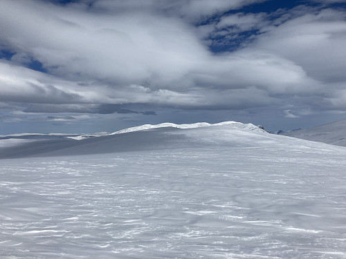 Utsikt fra Sletthøe videre nordover. Falketinden er toppen uten sol midt i bildet.