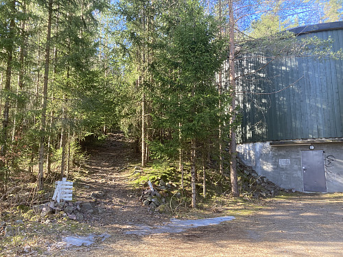 Delvis grusvei opp til vanntårnet, herfra god sti videre opp til toppen