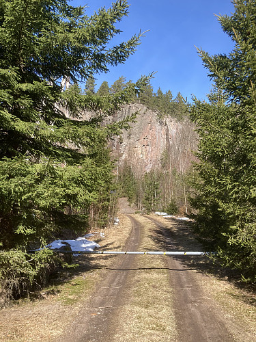 Bomveien opp mot Storås er et godt utgangspunkt for turer til toppen