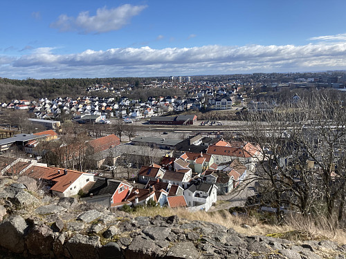 Jernbanestasjonen ligger øst for Slottsfjellet