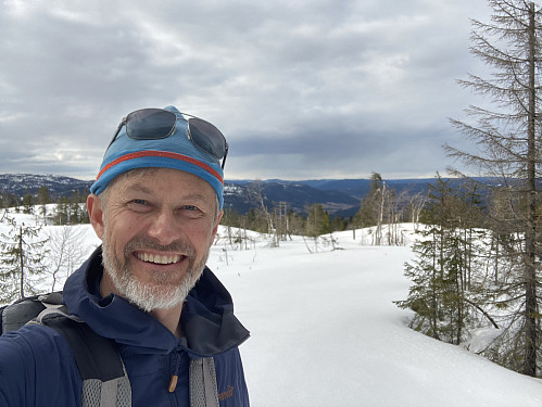 Toppturist og utsikt mot nordvest fra toppen