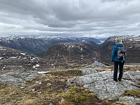Fra vestkanten av fjellet med utsikt ned Daladalen og ut Lysefjorden og også med Lysefjorden såvidt synlig ned Håhellerdalen til venstre.
