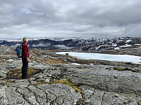 Mot Skardknuten og Lysefjorden med tåkedotter.