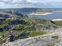 Utsikt mot Iglandsklubbafjellet, Urddalen og et nedtappet Lyngsvatn.