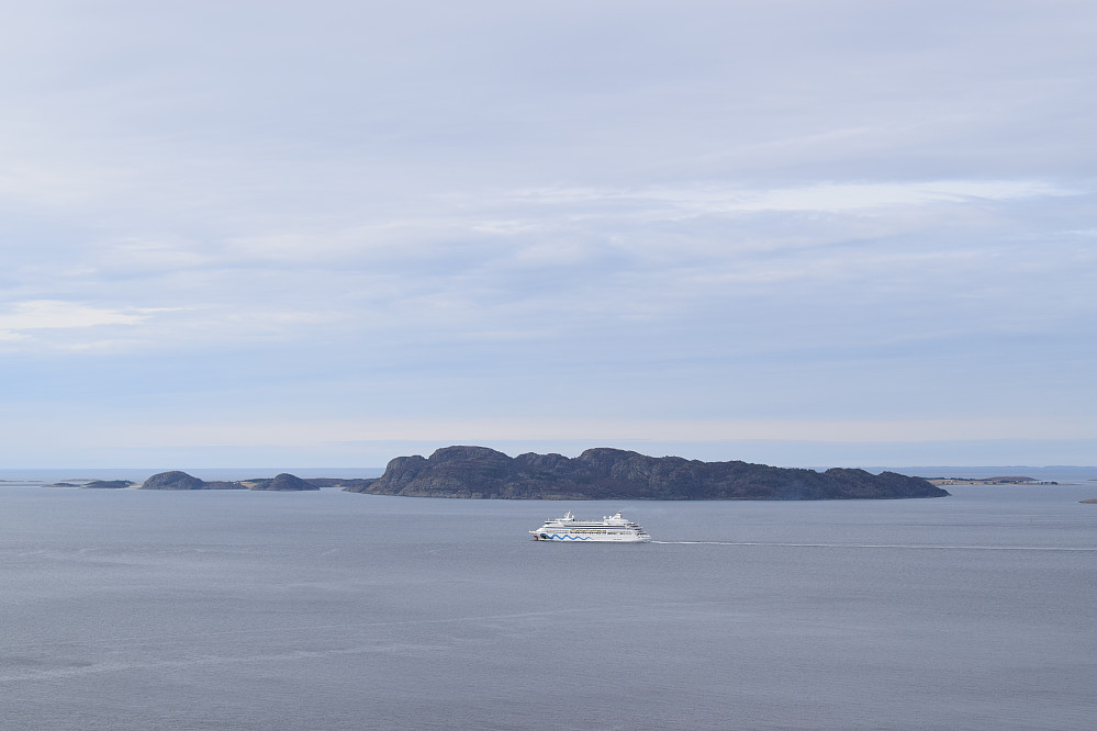 Cruiseskipet Aida Vita på vei mot Kristiansund. 