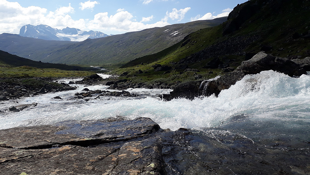 Drømmeplassen med storartet og meget avslappet utsikt til gårsdagens turmål. Nørdre Slettmarkhø ser forresten vanvittig kvass ut fra Storådalen.