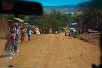 Inntrykk langs landeveien på tur fra Moshi til Lemosho Glades.