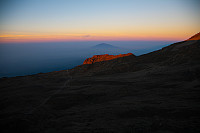 Her kom vi i går. Mt. Meru bak i disen.