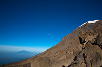Mt. Meru, månen og Kibo, sett fra Barafu.