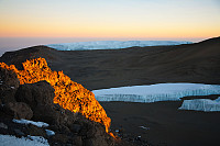 Soloppgang under oppstigningen mot Uhuru Peak. Nede i krateret ses Furtwanglerbreen, mens på motsatt kraterkant ligger Northern Icefields.
