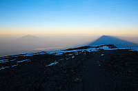 Tvillinger - Mt. Meru på ekte til venstre, skyggen til Kibo til høyre. Vi er på den ytre kraterkanten, kanskje 100 m igjen til toppen.