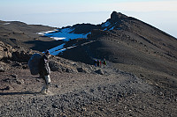 Langs kraterkanten tilbake mot Stella Point, der nedstigningen begynner.