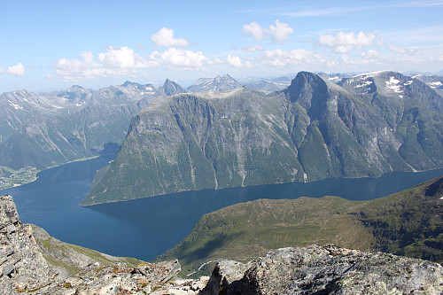 Hjørundfjorden, Jakta og Slogen sett fra Skårasalen.