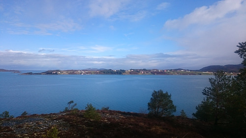 Utsikt fra Vågøya og over til Tornes. 