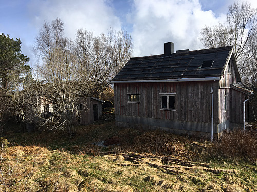 Hytta øverst oppe på Lindsetseterhaugen. Den ble bygd av Olav Eide, en av grunnleggerne av Visnes Kalk. Han og kona bodde her oppe da de ble gamle. 