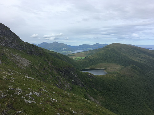 Ruta ned til Kjølavatnet. Gikk over ura til venstre i bildet, og opp på ryggen. Blir aldri noe foretrukket sti det.