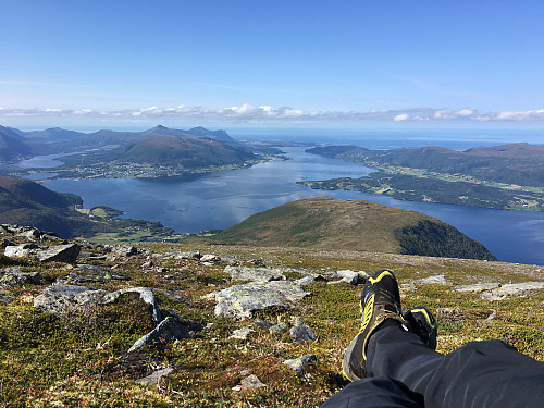 Lunsj i lyngen med utsikt utover Kornstadfjorden og Eide