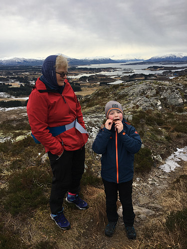 Eirik prøver å spise en kjeks, på tross av manglende tenner.