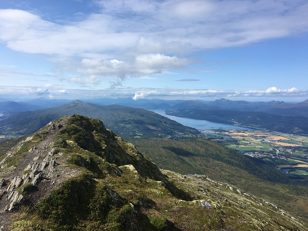 Utsikt fra toppen ned mot Skei