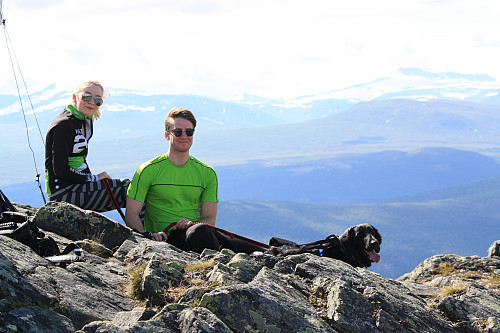 Henrik, Erika og Kimi på toppen av Storhøi med Glittertind og Jotunheimen bak