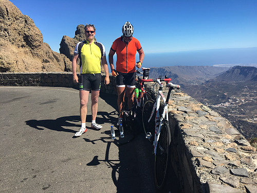 Slitne men fornøyd. I bakgrunnen ses Morrón de la agujereada, det som faktisk er det høyeste punktet på Gran Canaria, men dit kommer man ikke med sykkel. Ligger bare 5 meter høyere, men må nok ha klatreutstyr.