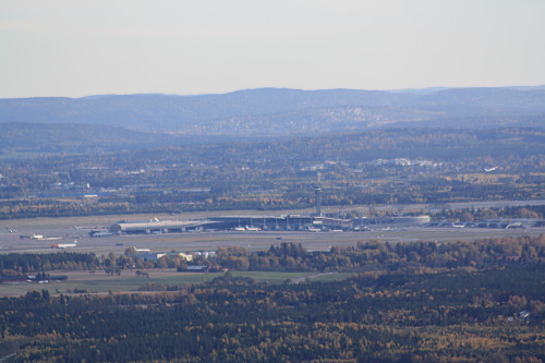 Zoom mot flyplassen på Gardermoen.